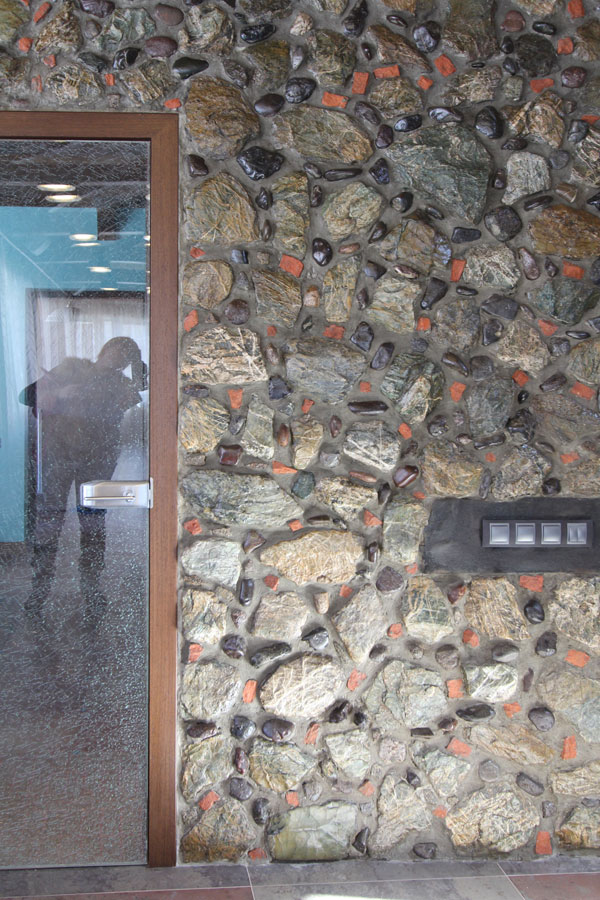 Фрагмент облицовки стены натуральным камнем