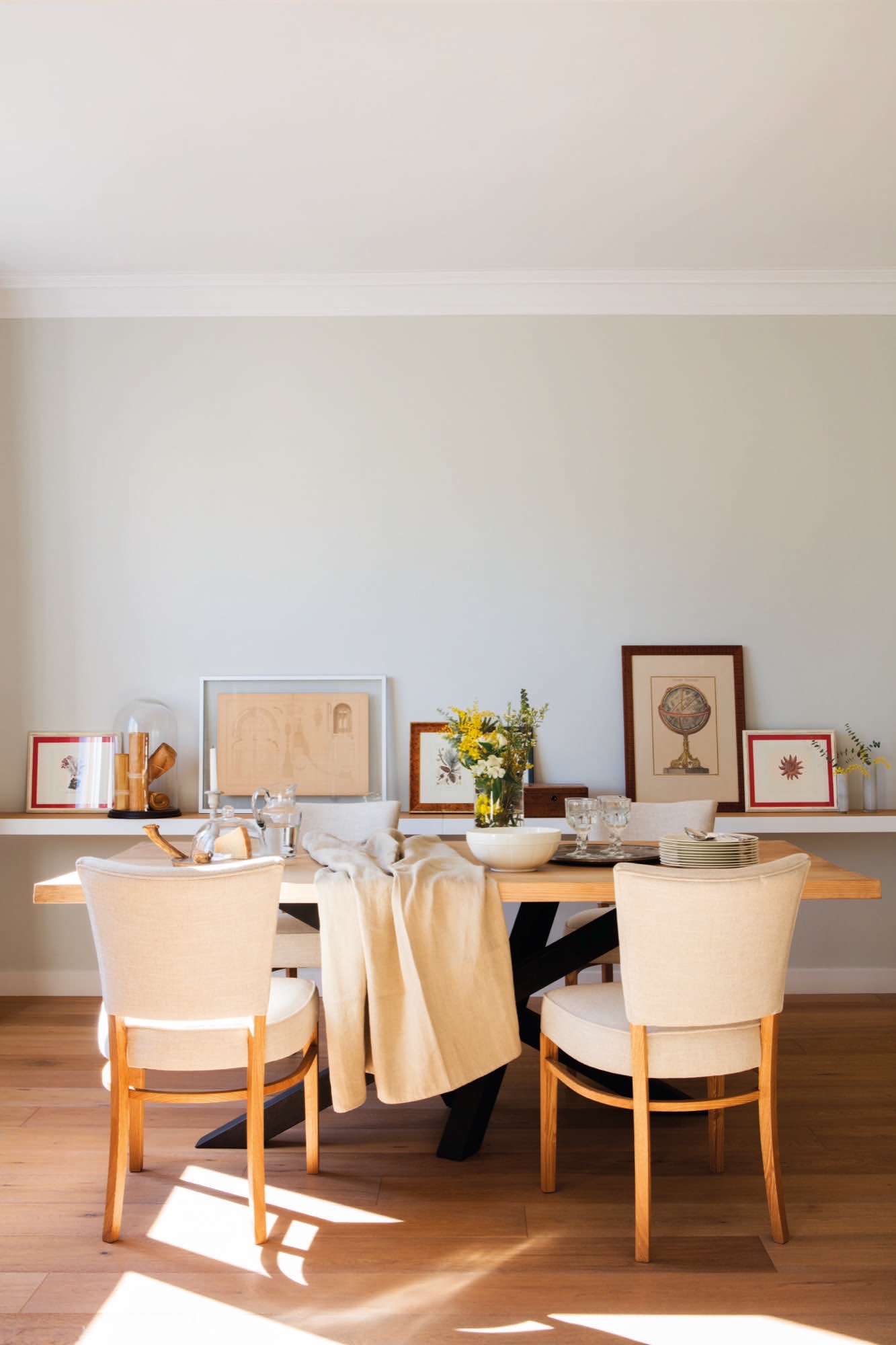 0033. comedor con una mesa de madera y hierro con sillas tapizadas y estante al fondo