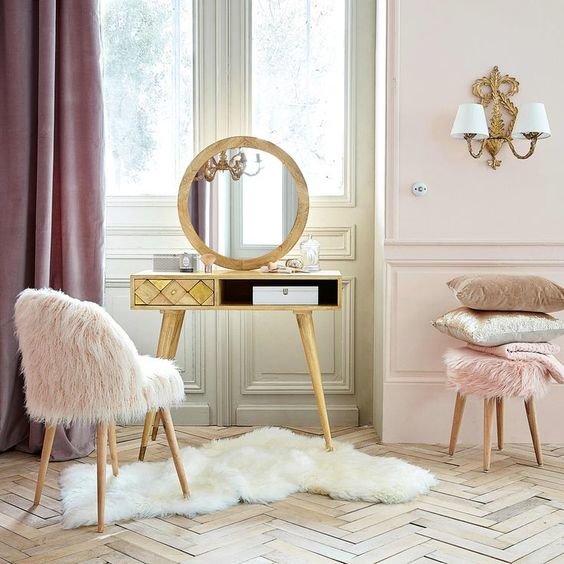 Pink and gold bedroom inspiration | Solid birch and pink faux fur chair Mauricette | Maisons du Monde