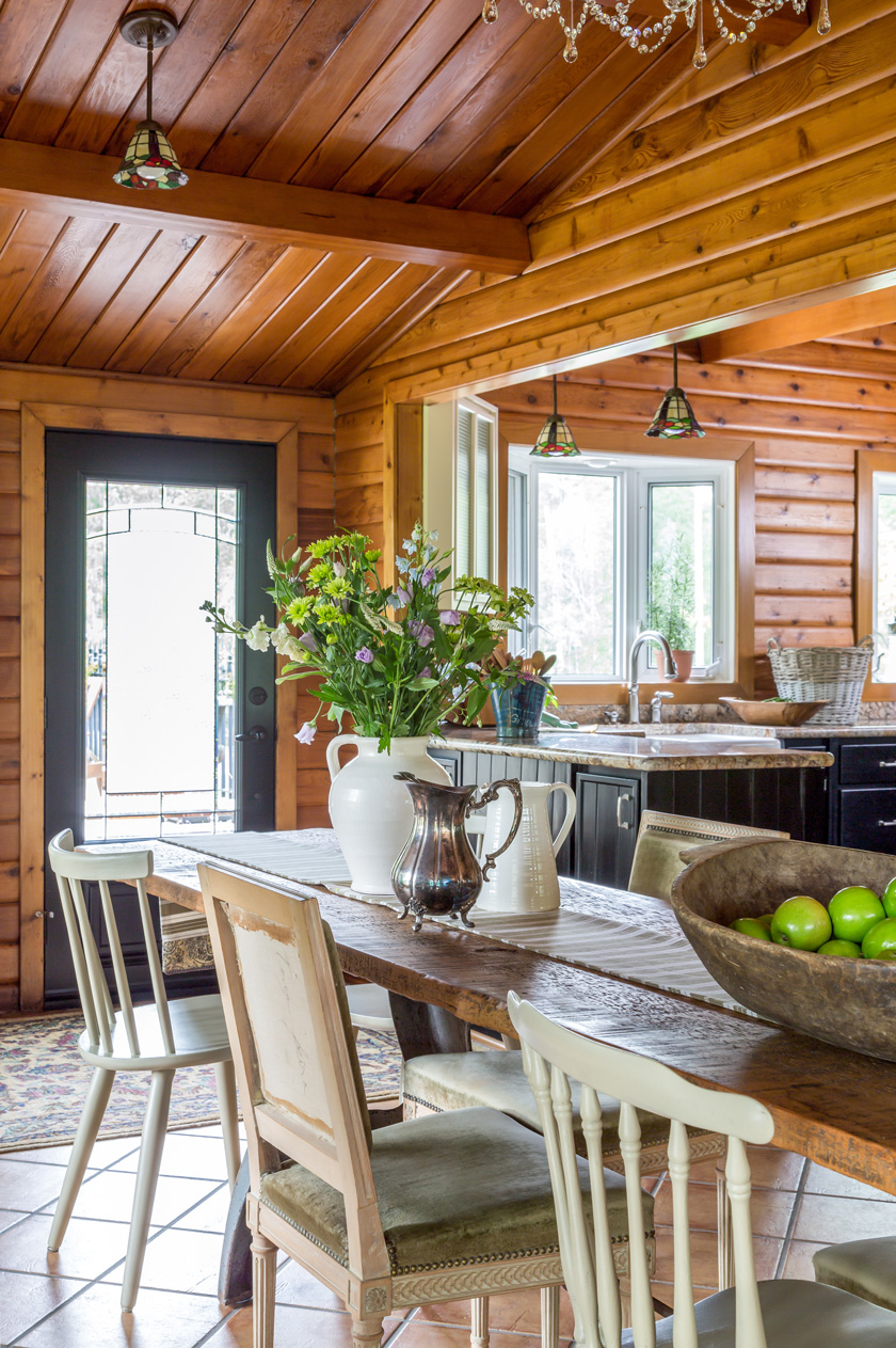 03_Log-house-dining-room.jpg