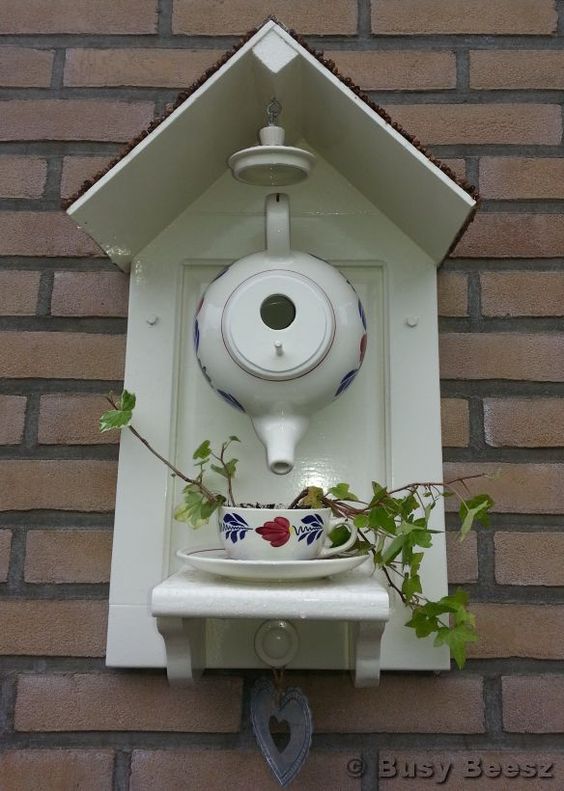 teapot birdhouse/this is really cute. Flea markets here I come.