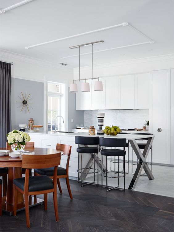 Kitchen and dining room by @gregnatale | Australian Designers. Interiors. Modern Living. | #australiandesign #homedecor #modernhomes| More inspiration at: https://www.brabbu.com/en/inspiration-and-ideas/