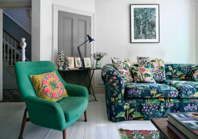 Этот интерьер показывает, как совершенно нейтральный интерьер может быть украшен цветочным принтом дивана.