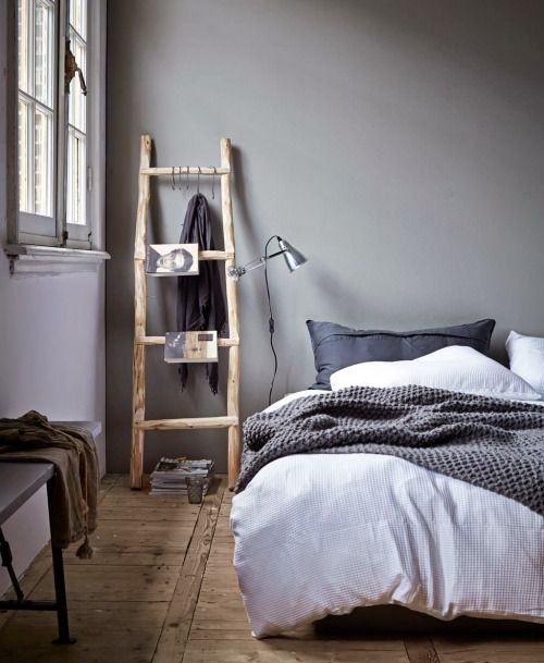 grey bedroom wall. Via la cool & chic