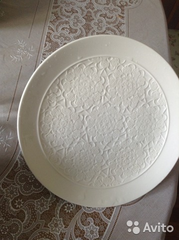 Шесть прекрасных белых рельефных тяжелых тарелок— фотография №3