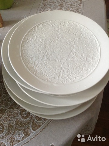Шесть прекрасных белых рельефных тяжелых тарелок— фотография №5