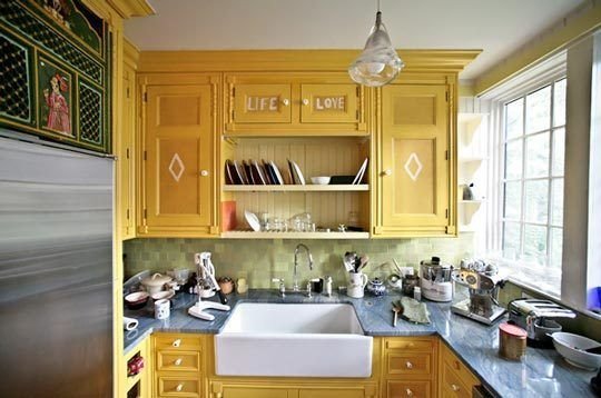 I think I might want a yellow kitchen now.  Taken from thekitchn.com blog about using mustard yellow in the kitchen.
