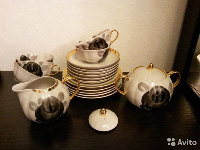 Чайный сервиз и 4 чашки из другого набора— фотография №1