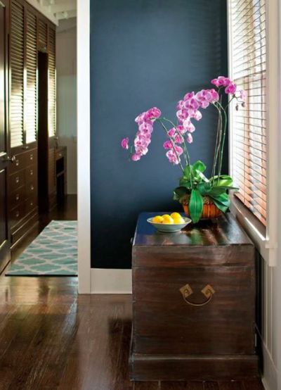 We love the look of Benjamin Moore's flat Van Deusen Blue HC-156 paired with dark hardwood floors in this bedroom!