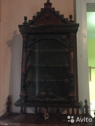Резная старинная этажерка с стеклянным шкафчиком— фотография №2