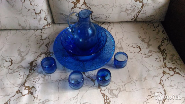 Синяя посуда, графин со стаканами,блюдо и салатниц— фотография №1