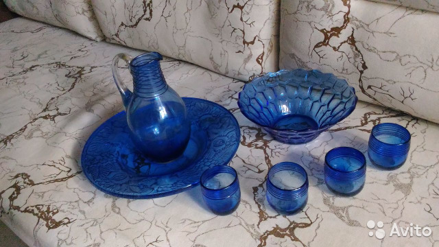 Синяя посуда, графин со стаканами,блюдо и салатниц— фотография №2