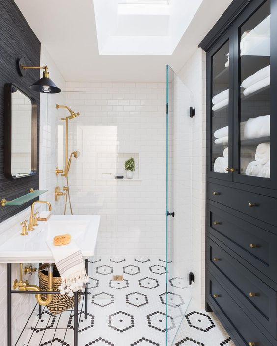 557 Likes, 37 Comments - Taylor Anne Interiors (@tayloranneinteriors) on Instagram: âBlack + White in this Santa Barbara guest bath w/ @mydomaine  . Xx Photo | @alyssarosenheckâ