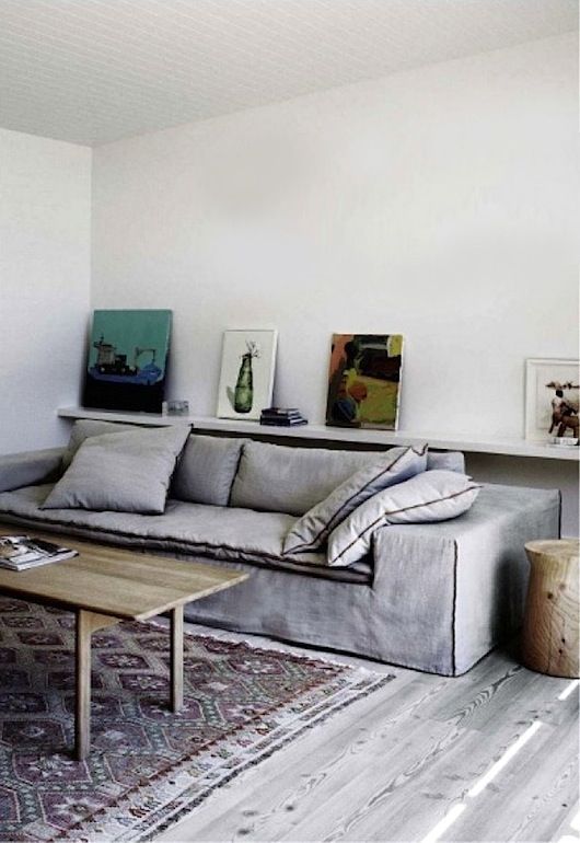 grey living room with kilim and photo shelf//: