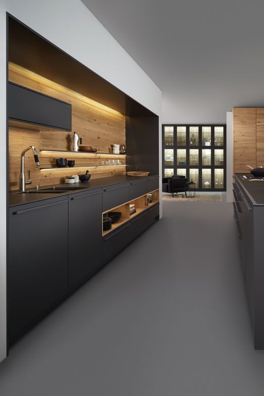 Wildhagen | Zwarte design keuken met hout accenten van LEICHT