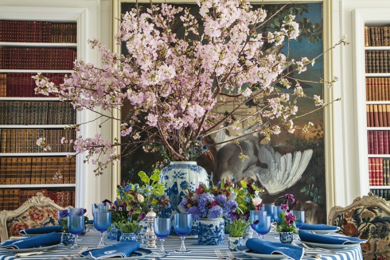 Carolyne-Roehm-blue-and-white-tablescape-library-flowers.jpg?resize=800%2C533&ssl=1