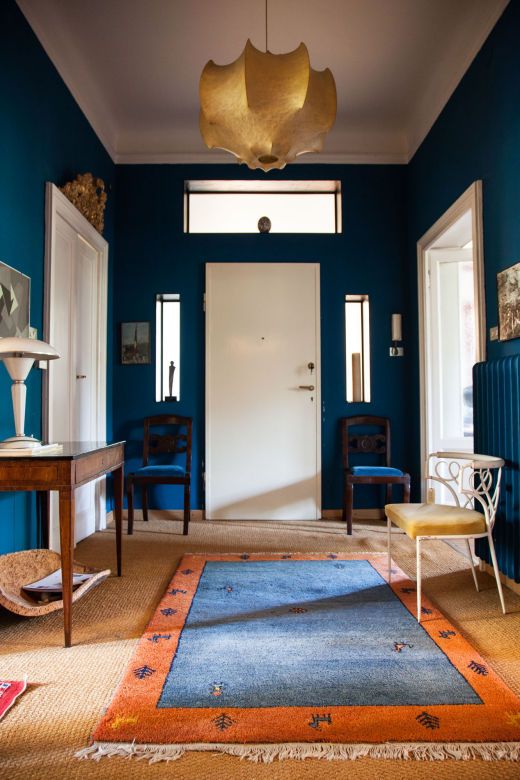 The Socialite Family | Chez Stefano Vitali #famille #family #interieur #interior #design #deco #decoration #vintage #retro #milan #milano #antiquaire #antiquedealer #apartment #appartement #lentrée #hallway #paint #bleu #blue #peinture #wall #mur #tapis #rug #chair #chaise #suspension #ceilinglight #light #thesocialitefamily