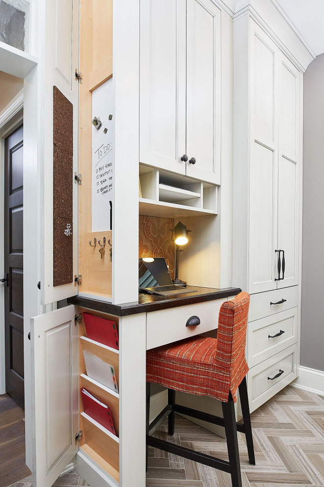 Mudroom-Desk-with-Key-Storage-and-messag