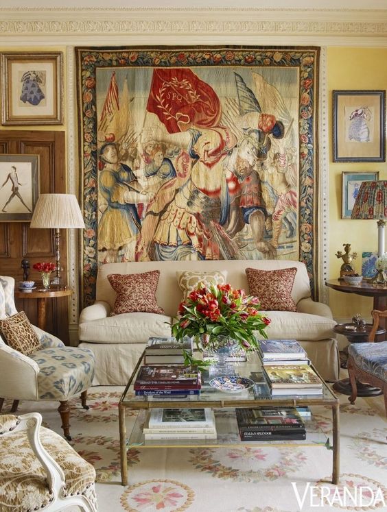 Each Christmas the Persian-born, Swiss-educated, and London-based interior designer known simply as Alidad turns his apartment, deep in the heart of Mayfair, into a warm retreat from the gray and dâ¦