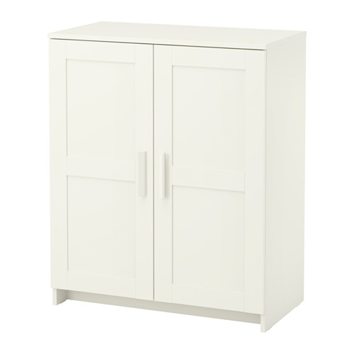 БРИМНЭС Шкаф с дверями IKEA Съемные полки позволяют регулировать внутреннее пространство в соответствии с потребностями хранения.