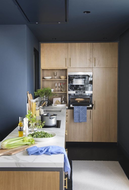 классический синий цвет pantone на стенах и потолке деревянная кухонная мебель 00470701 O. 6. Синий: современный и расслабляющий вид