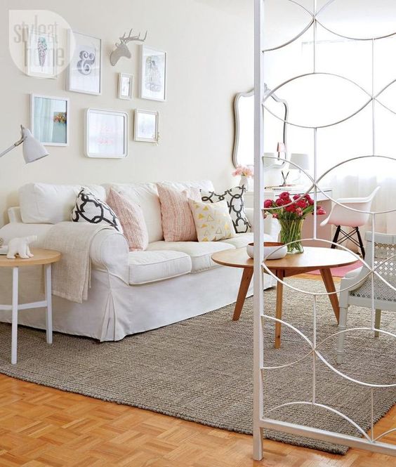 See how Morgan Lindsey of the @styleathome blog, successfully uses a white EKTORP in her apartment of blended styles.