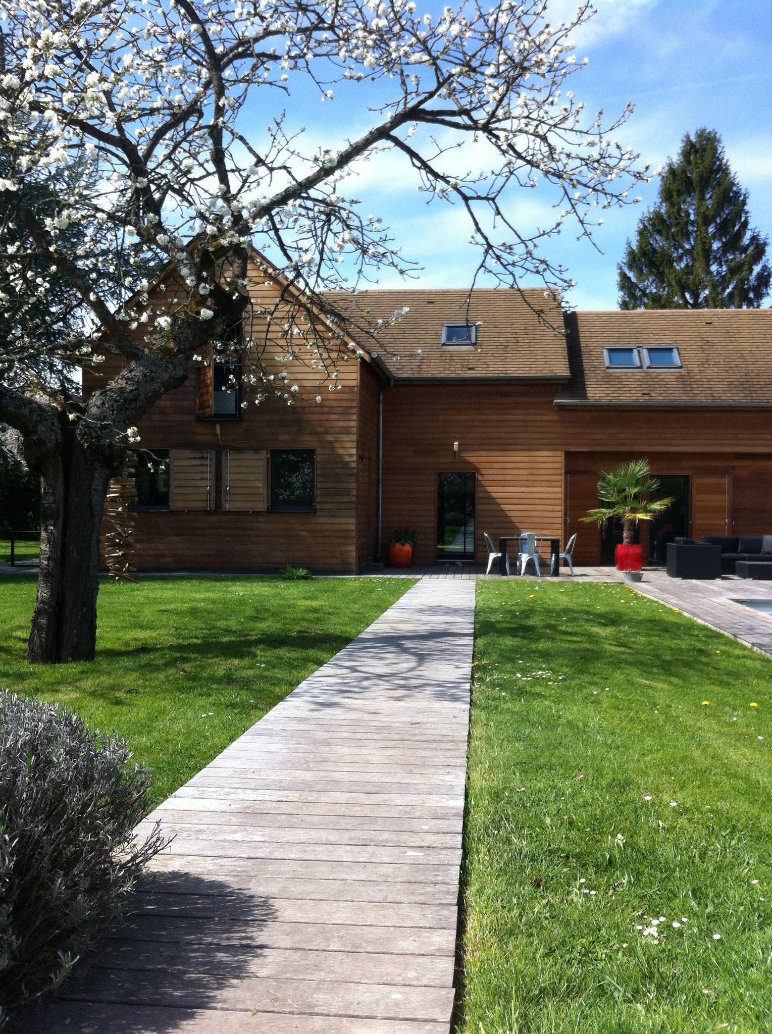 grands-volumes-pour-cette-maison-en-bois