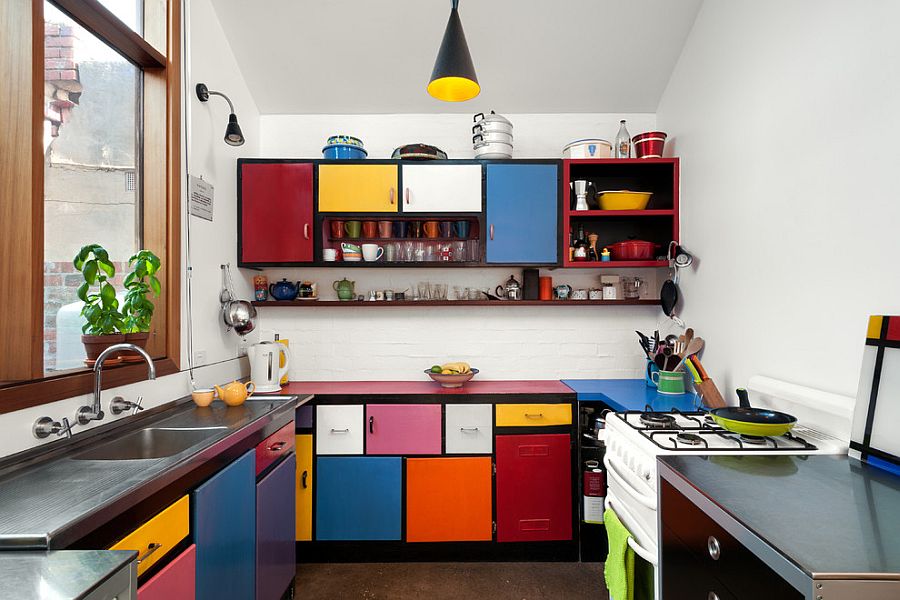 Небольшая разноцветная кухня