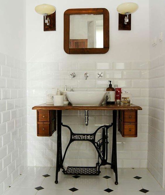 Idée originale pour la décoration et l'aménagement d'une salle de bain rustique avec un meuble d'une ancienne machine à coudre