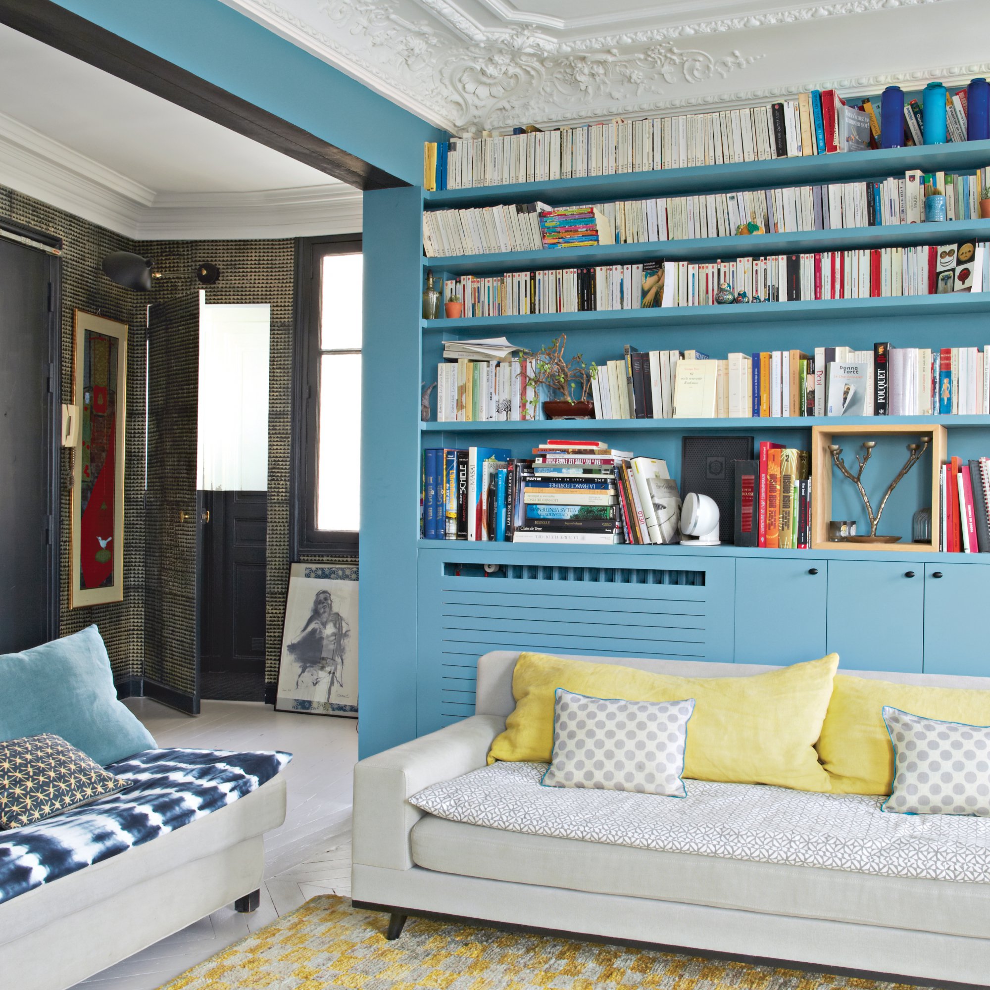 salon bibliotheque moulures bleu