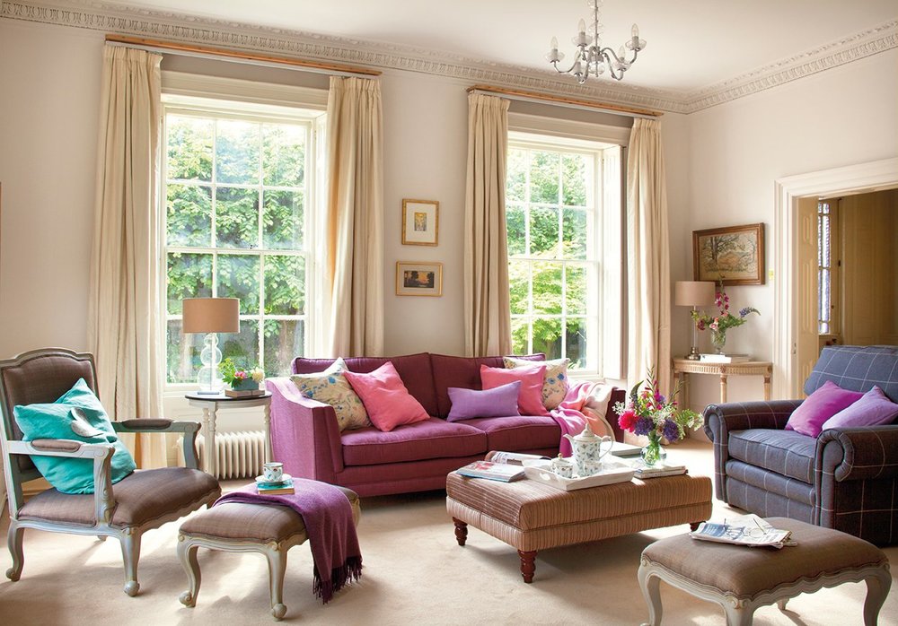 Гостиная с ковровым покрытием, фиолетовым диваном и английскими креслами.  Зона отдыха.