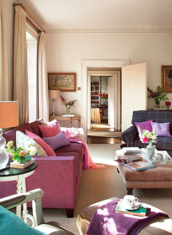Гостиная с ковровым покрытием, фиолетовым диваном и английскими креслами.  Гостиная.
