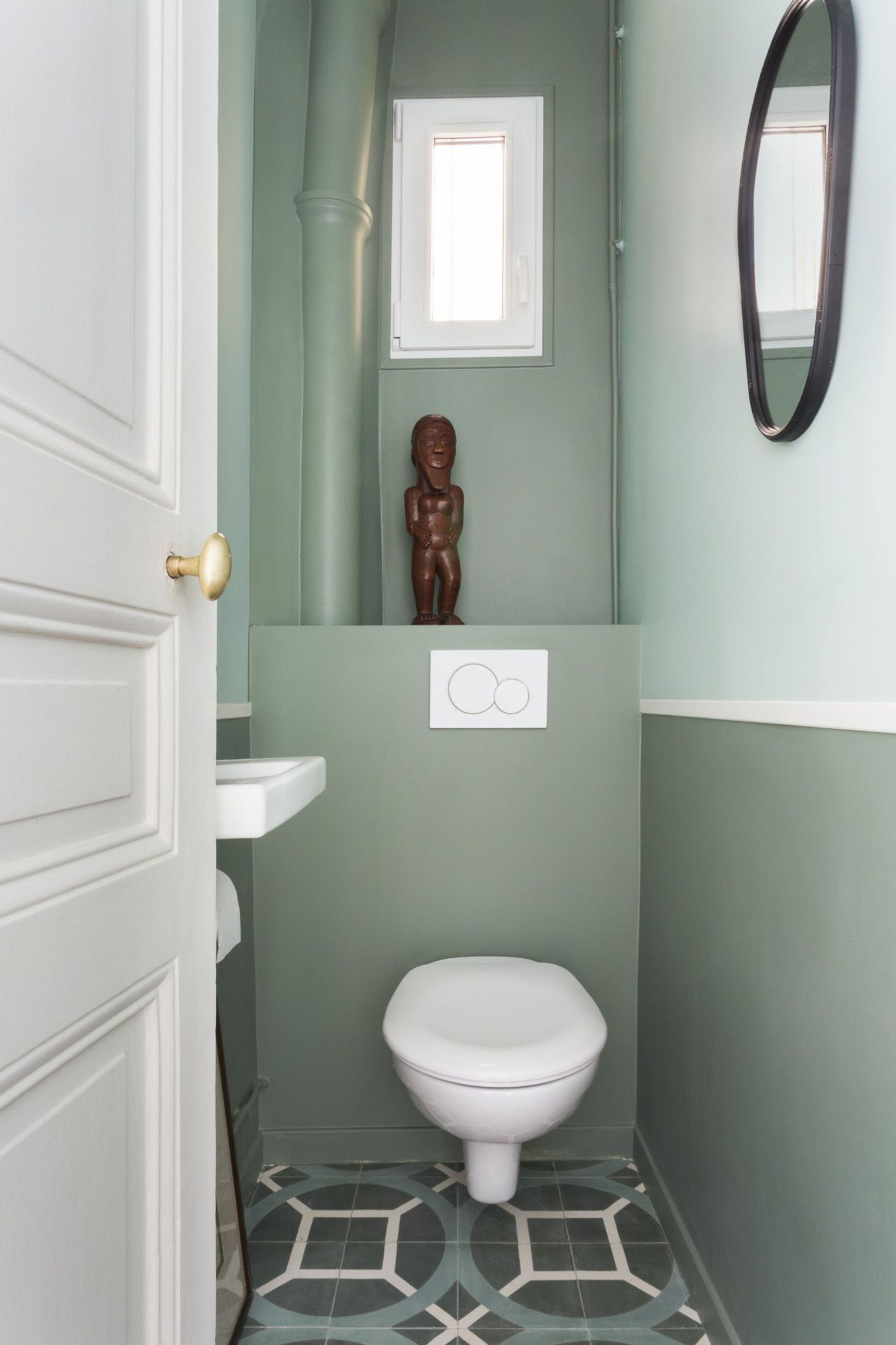 toilettes-avec-peinture-verte-et-carreau