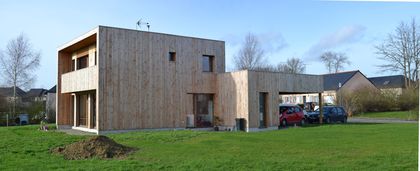 Un cube en bois avec de grandes ouvertures par l'Agence Jaouen & Raimbault