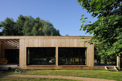 Une maison toute en bois par Barrès-Coquet Architectes (la façade sud)