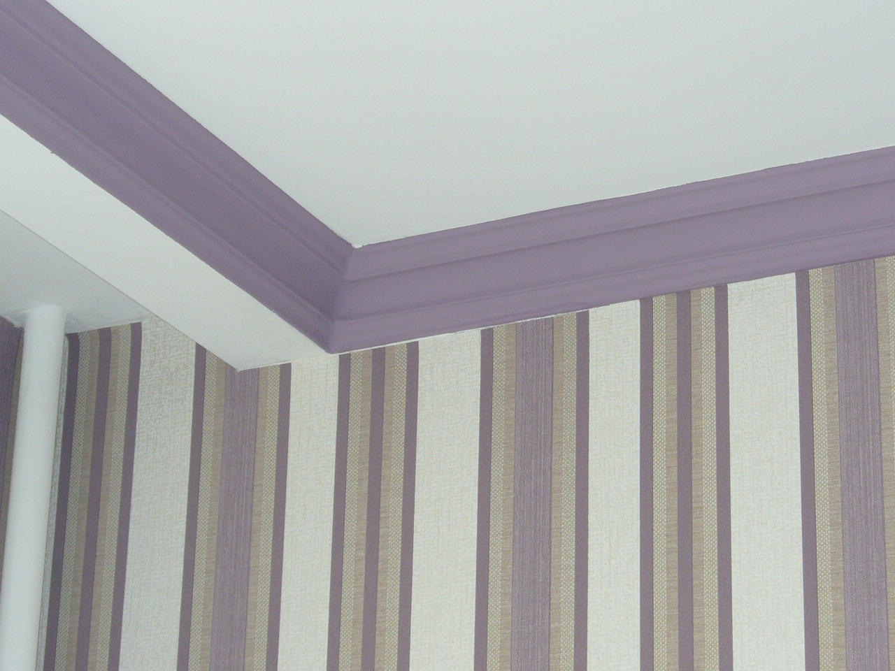 потолочный карниз в цвет стен или потолка