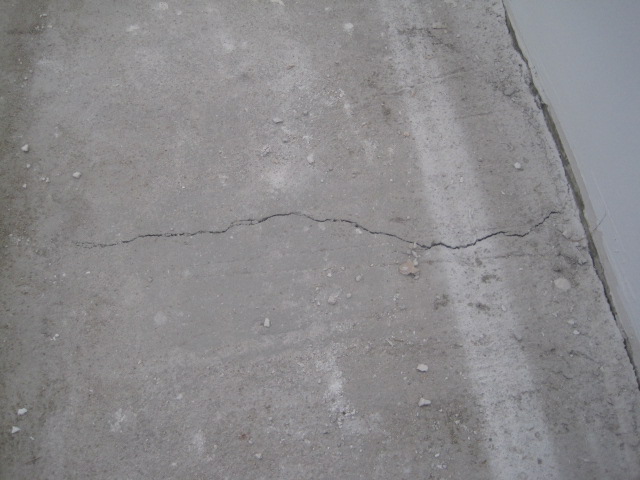 Трещина возле. Цементно-Песчаная стяжка пола трещины. Трещины в стяжке. Допустимые трещины в стяжке пола. Трещина в стяжке в проеме.