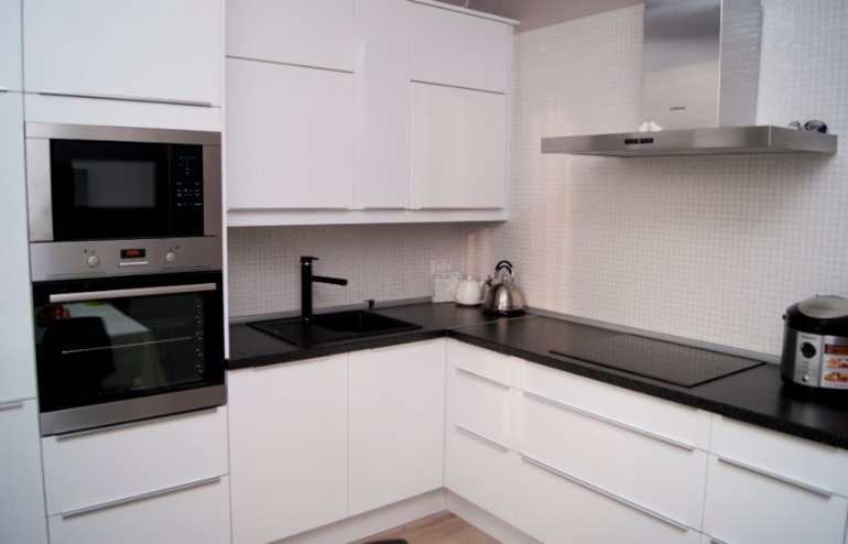 Глянцевая белая кухня с темной столешницей фото