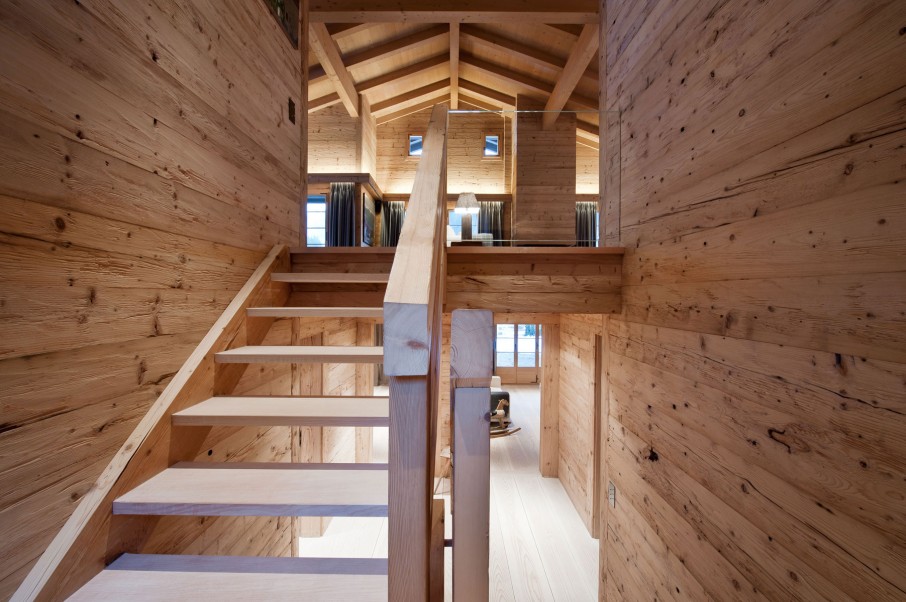 деревянная лестница в интерьере деревянного дома