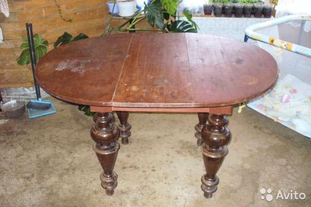 Куплю стол обеденный б у. Антикварный круглый стол. Старый круглый стол. Старый деревянный круглый стол. Советский круглый стол раздвижной.