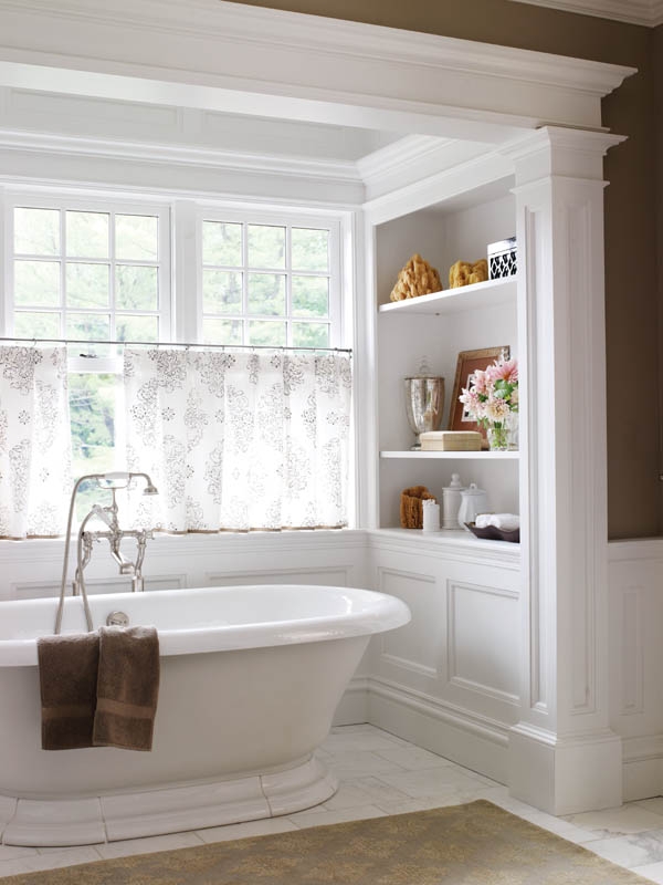 Bath master. Ванная в американском стиле. Ванная в американском доме. Ванная с окном в американском стиле. Полка для ванной в американском стиле.