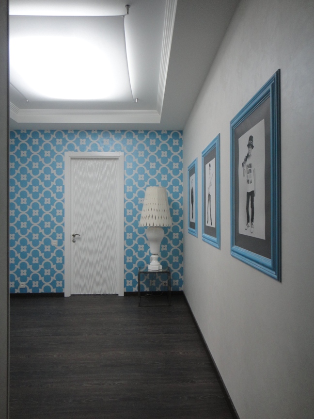 Голубые стены в коридоре фото