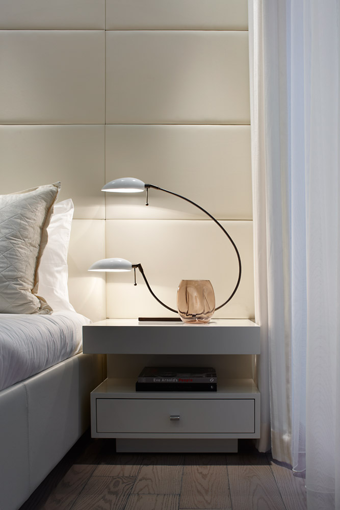Прикроватные светильники для спальни на тумбочки в современном стиле фото в интерьере