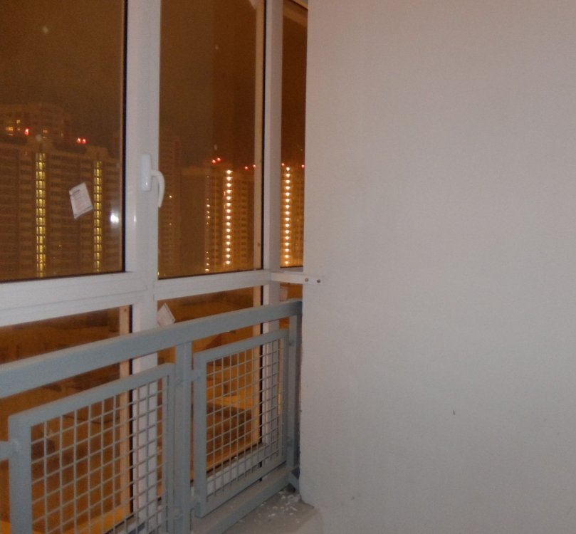 Балкон общий с соседями, перегородка неполная, получается сквозное отверстие к соседям (фото) - как можно решить проблему