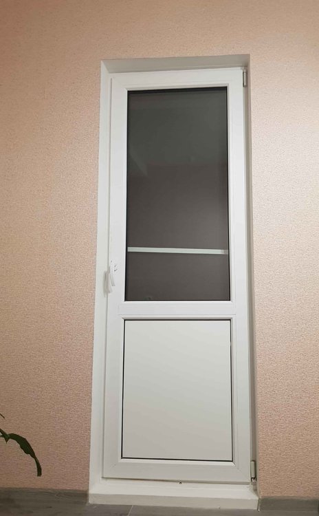 Как оформить отдельно стоящую балконную дверь в гостиной?