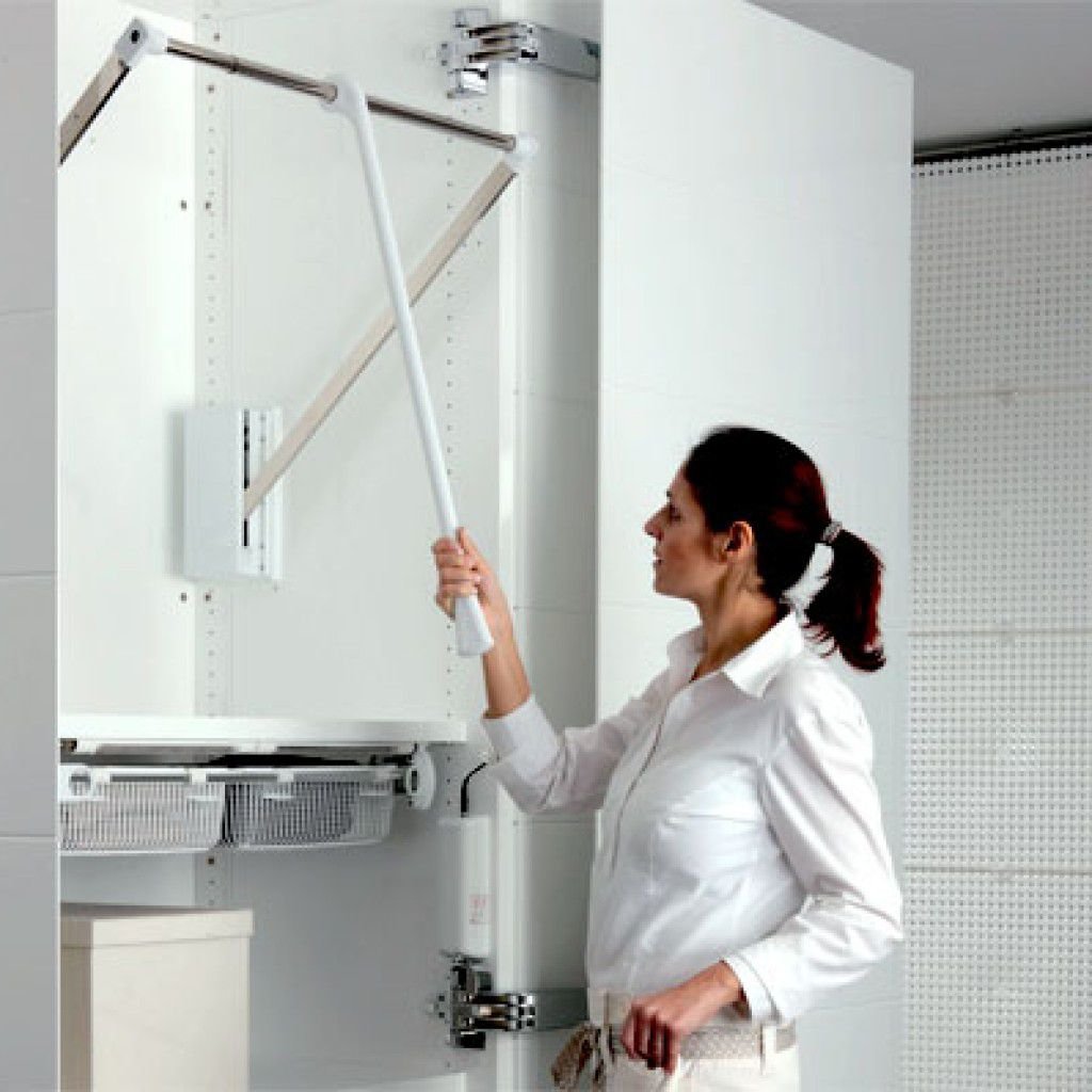 Clothes lift. Servetto пантограф. Пантограф Servetto 18300124. Вешалка пантограф Blum. Пантограф для одежды Blum.